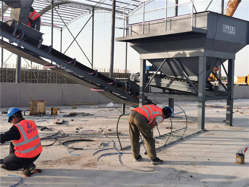 錫寶重工員工們冒著高溫在江蘇淮安客戶現(xiàn)場進行設(shè)備安裝(圖2)